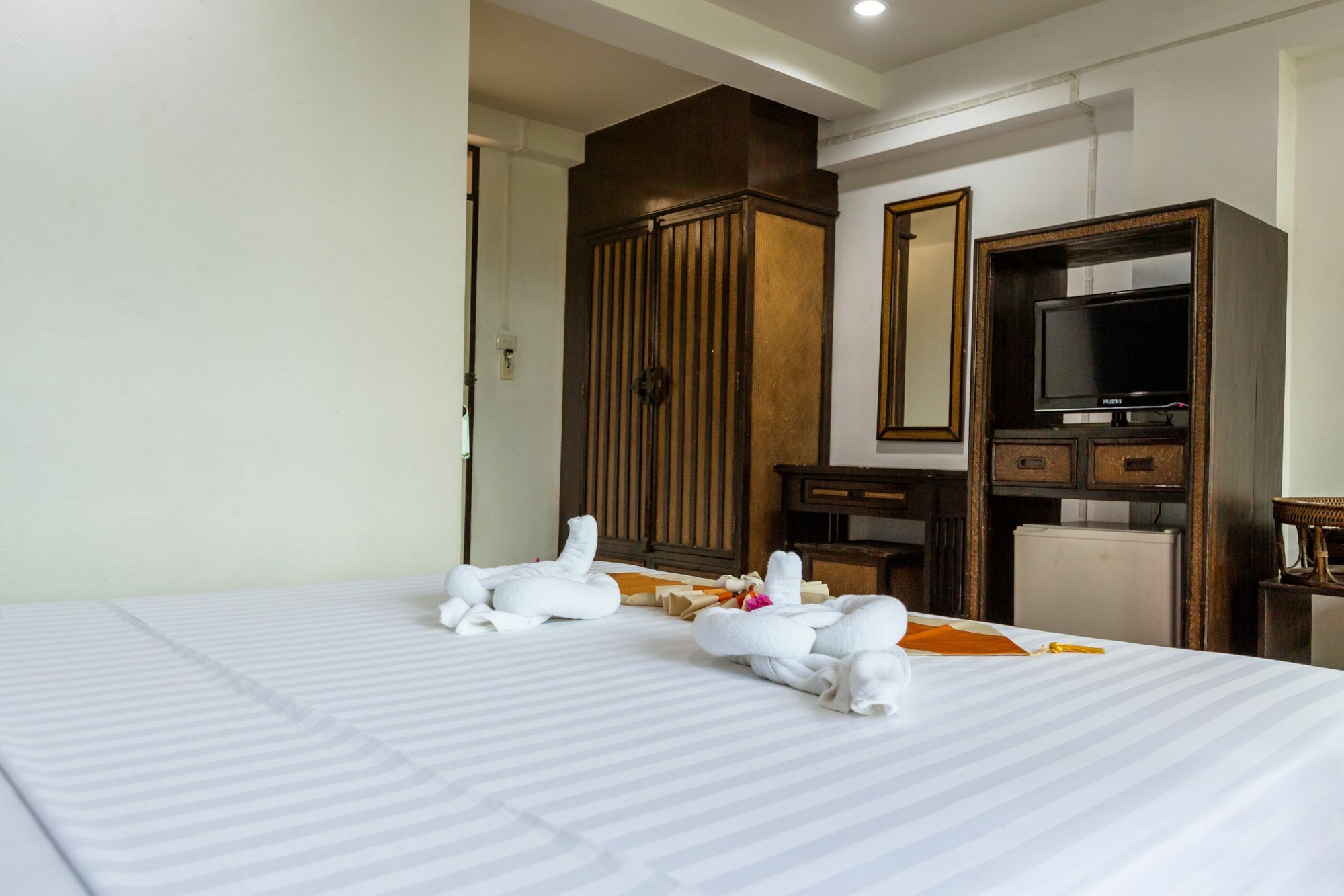 Porterhouse Beach Hotel Patong Exteriör bild