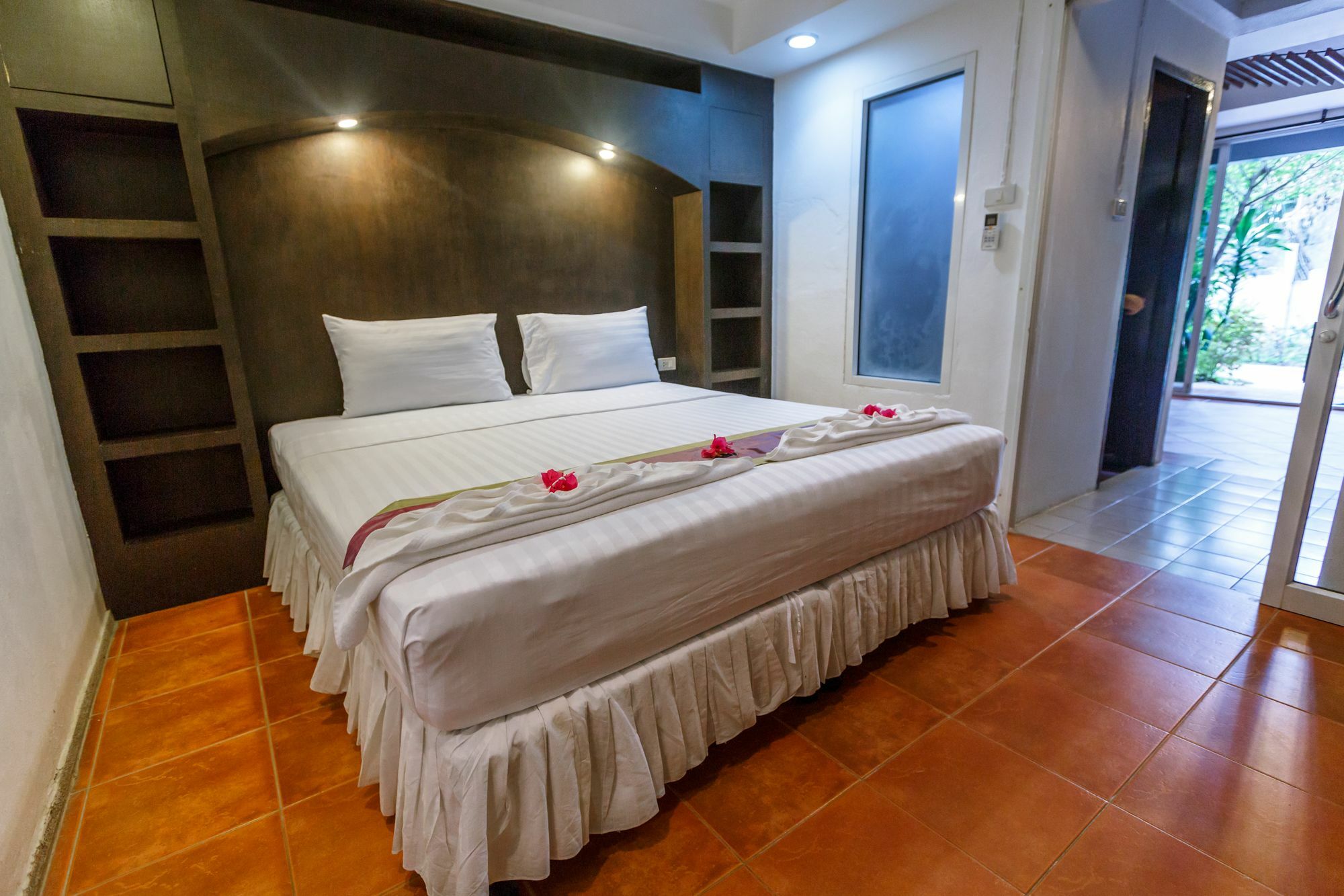 Porterhouse Beach Hotel Patong Exteriör bild