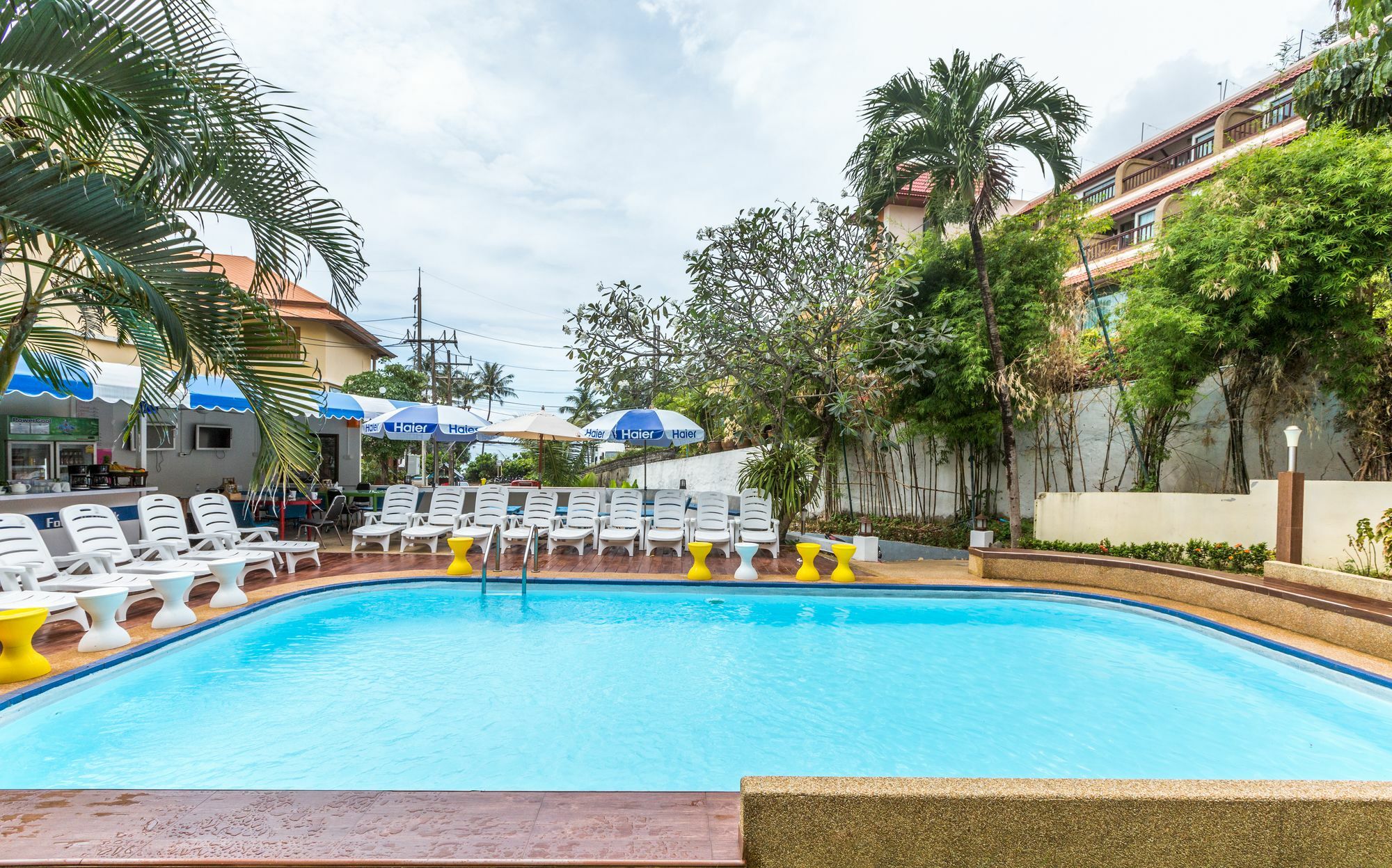 Porterhouse Beach Hotel Patong Exteriör bild
